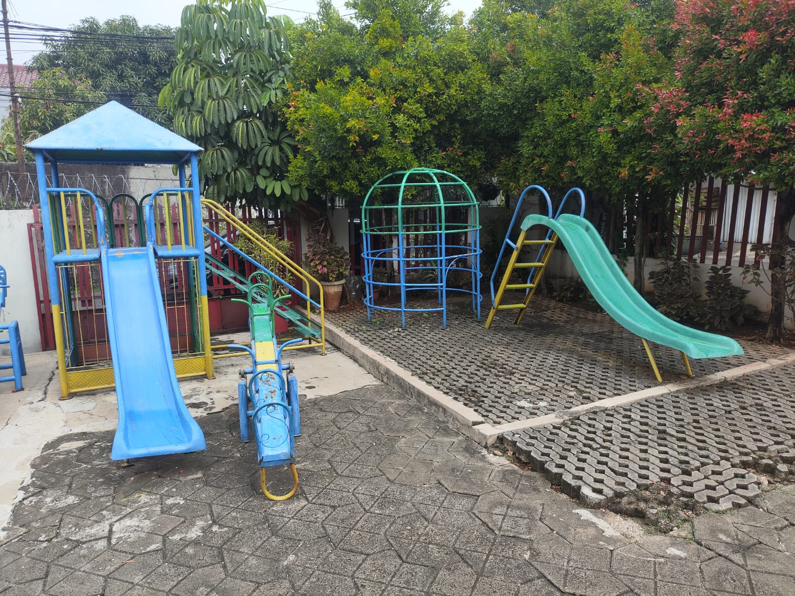 Playground Luar Ruangan